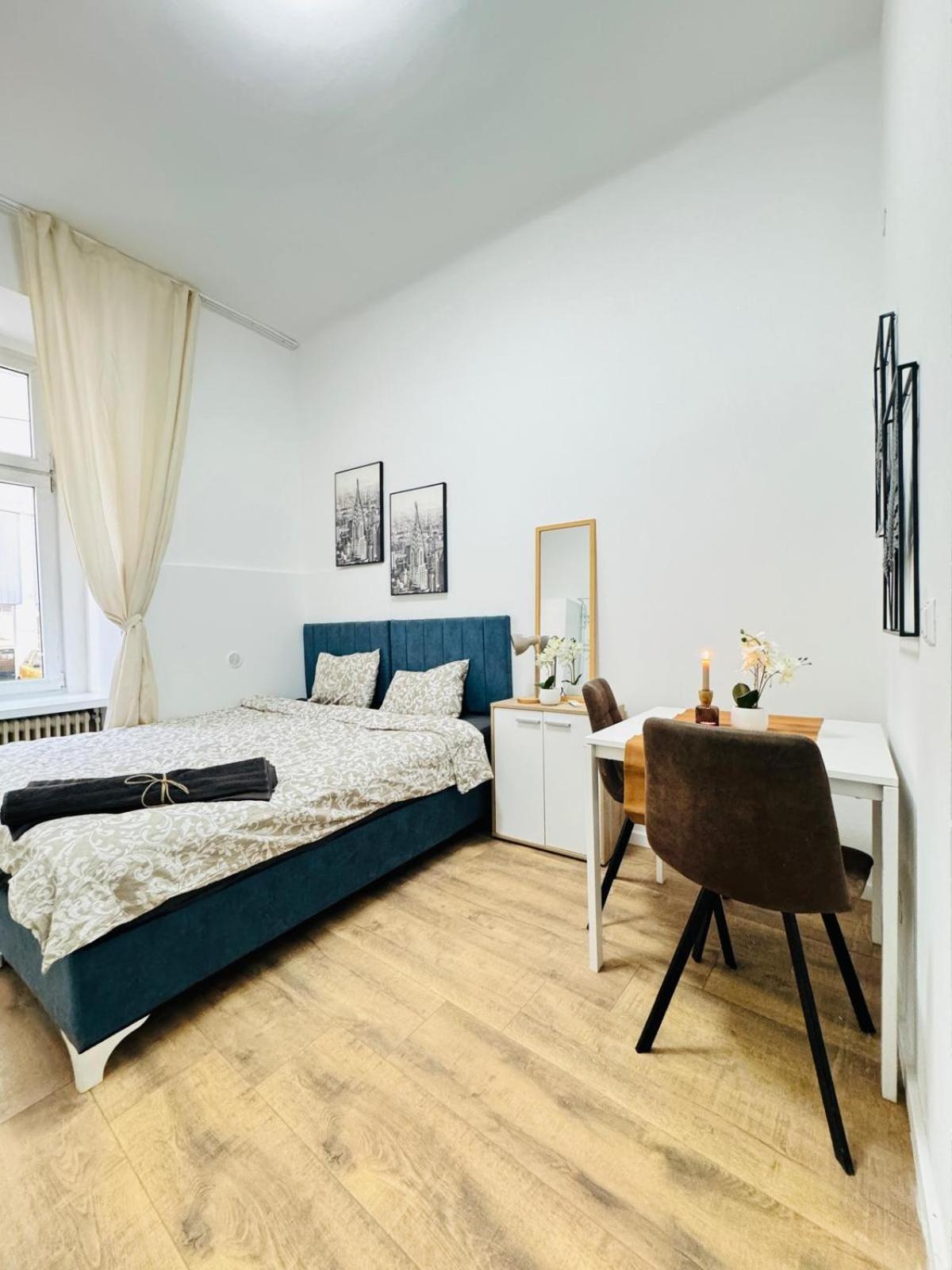 Comfortable 5br Shared 10 Minute Walk To Matzleinsdorfer Platz Apartment