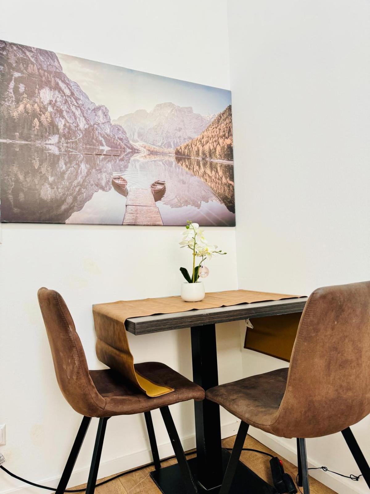 Comfortable 5br Shared 10 Minute Walk To Matzleinsdorfer Platz Apartment