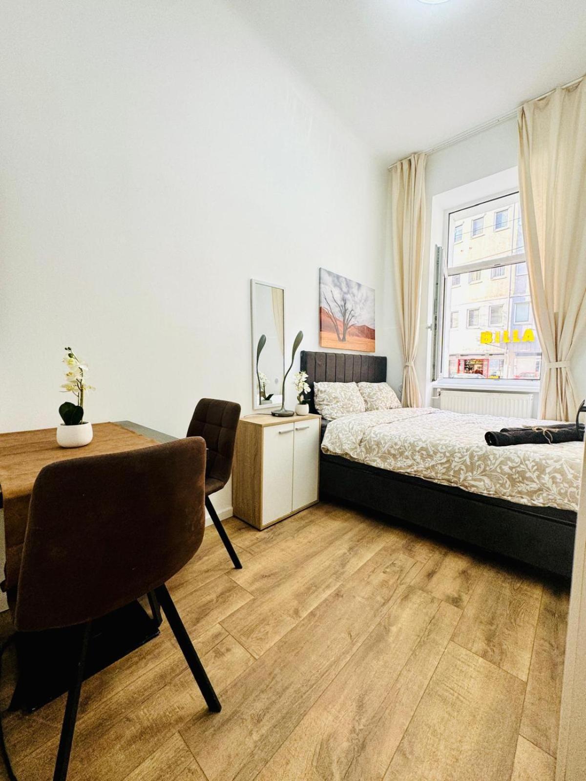 Comfortable 5br Shared 10 Minute Walk To Matzleinsdorfer Platz Apartment
