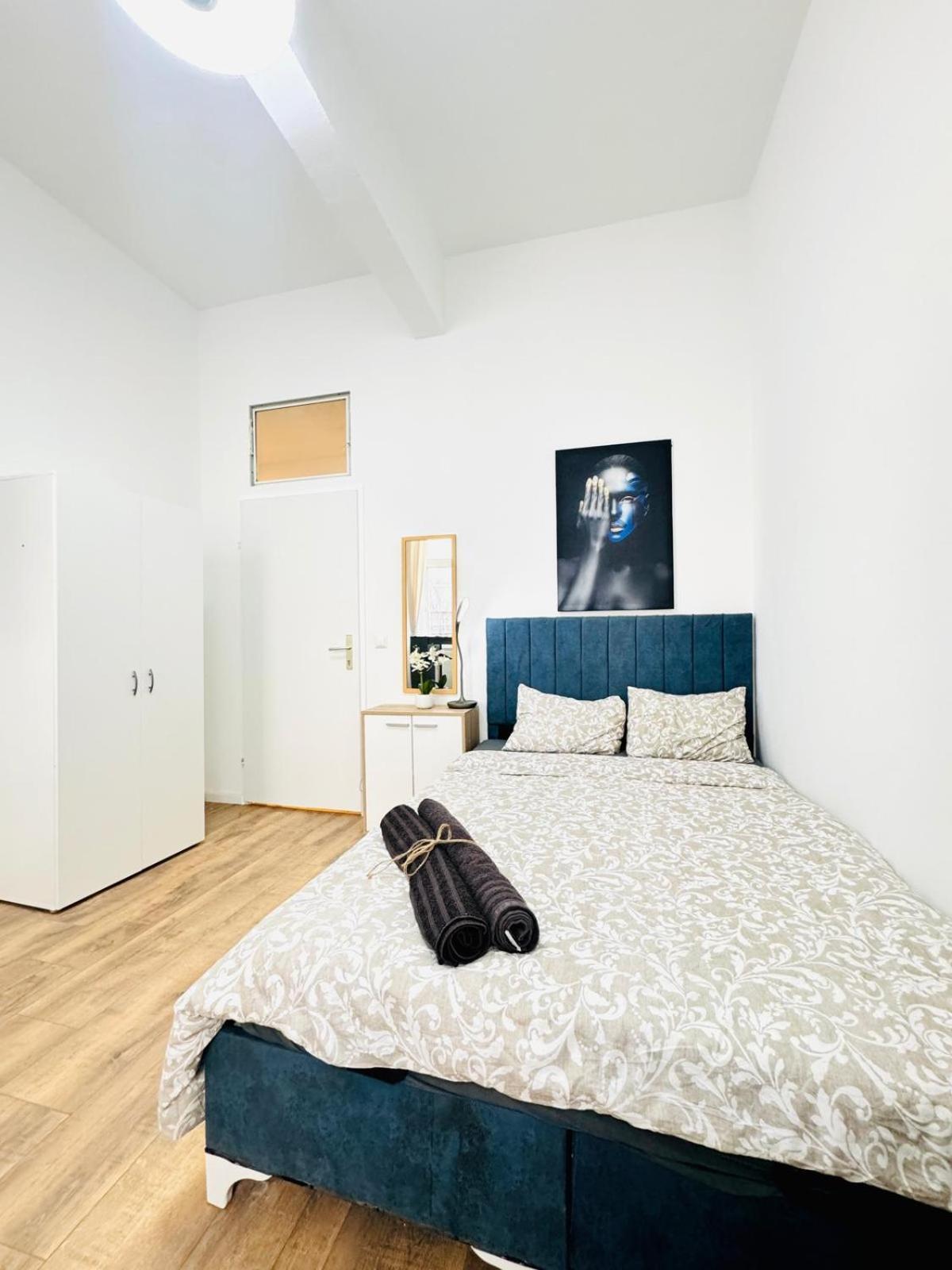 Comfortable 5br Shared 10 Minute Walk To Matzleinsdorfer Platz Wien