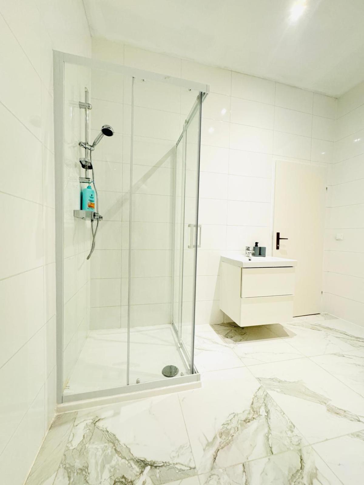 Apartment Comfortable 5br Shared 10 Minute Walk To Matzleinsdorfer Platz Wien