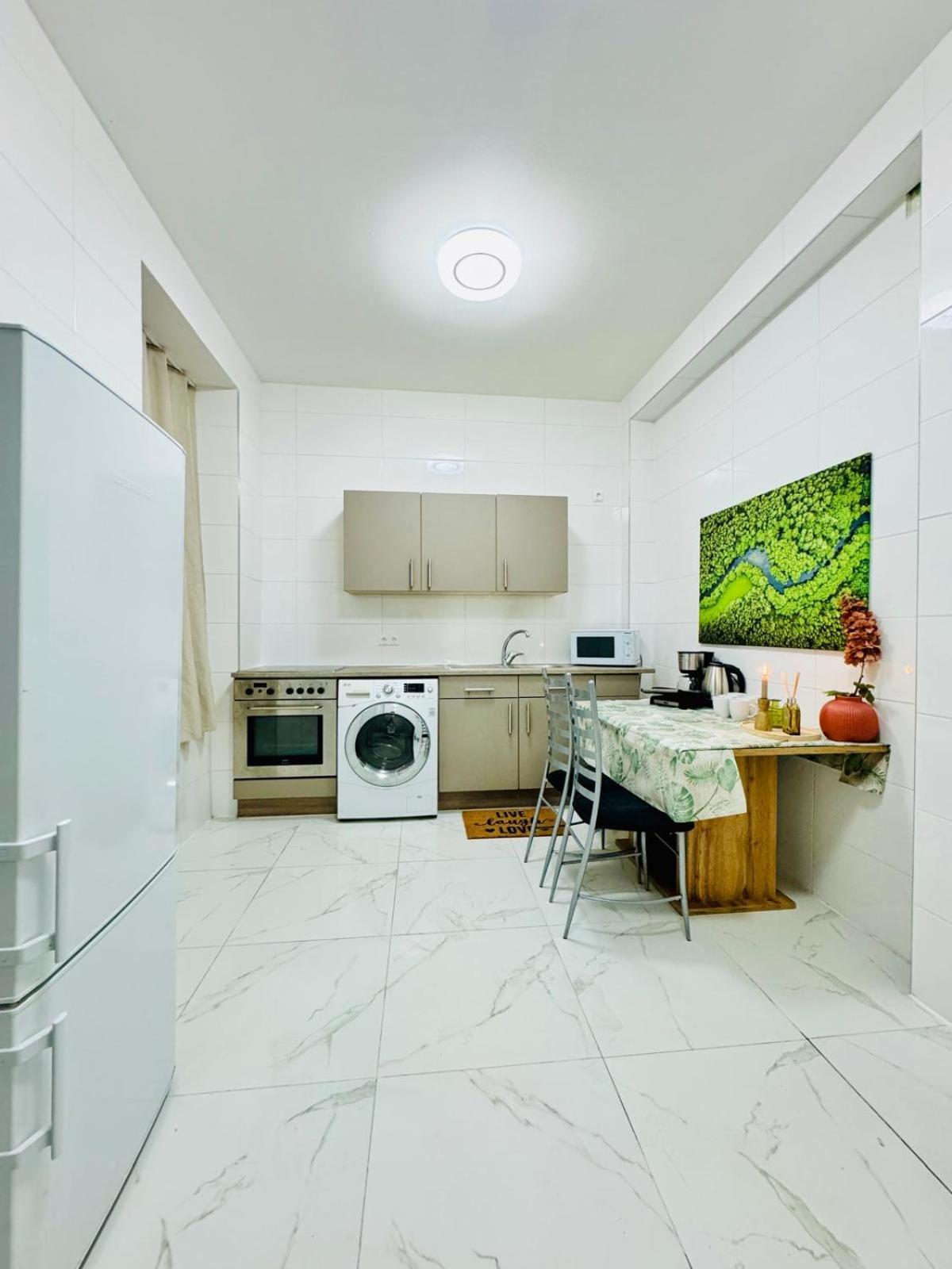 Apartment Comfortable 5br Shared 10 Minute Walk To Matzleinsdorfer Platz