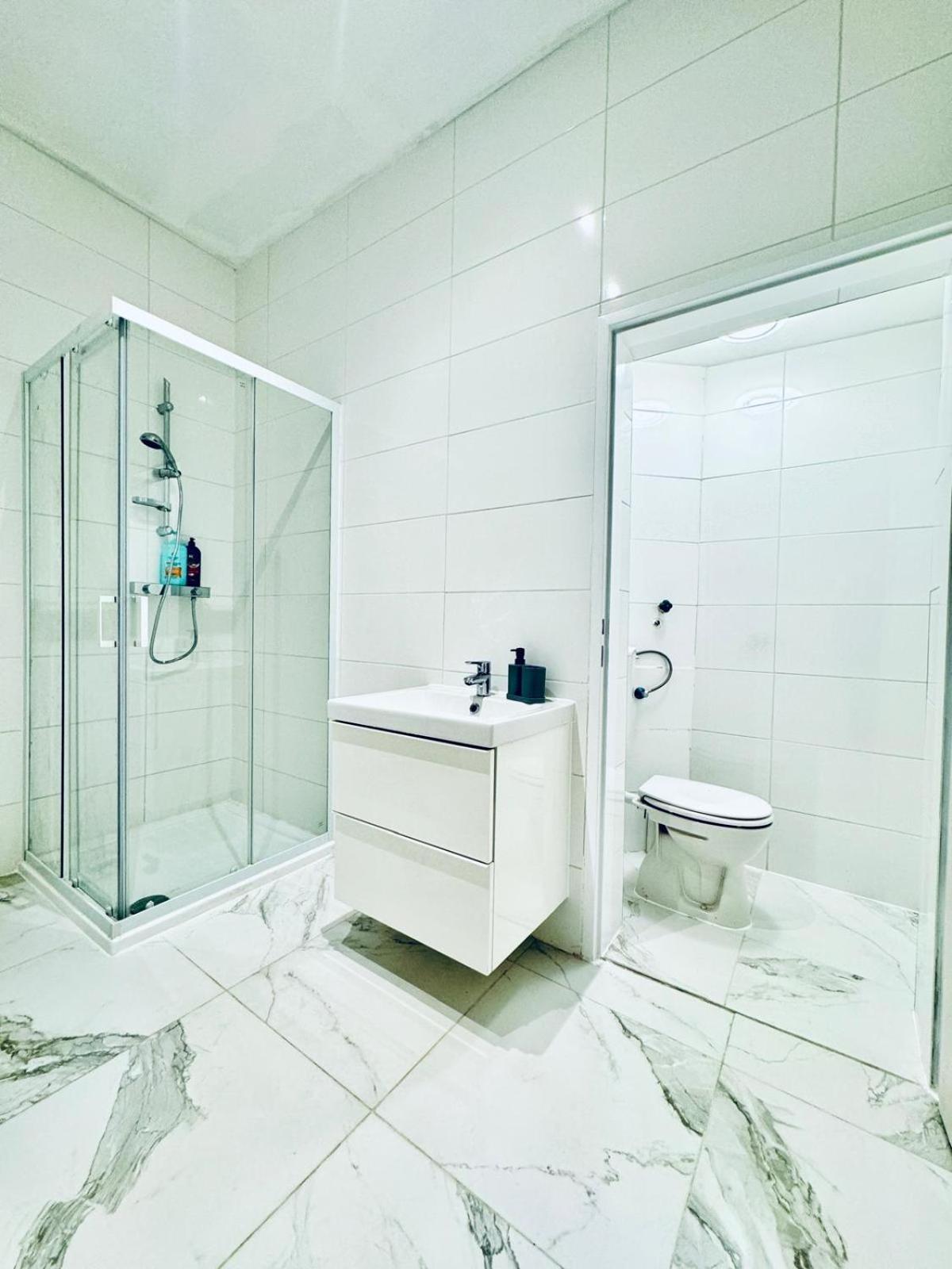 Apartment Comfortable 5br Shared 10 Minute Walk To Matzleinsdorfer Platz *
