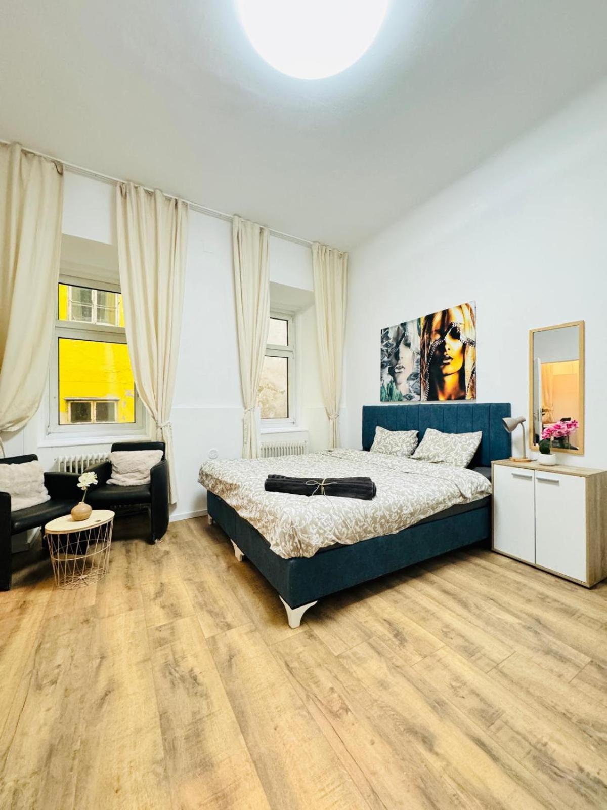 Comfortable 5br Shared 10 Minute Walk To Matzleinsdorfer Platz Apartment *