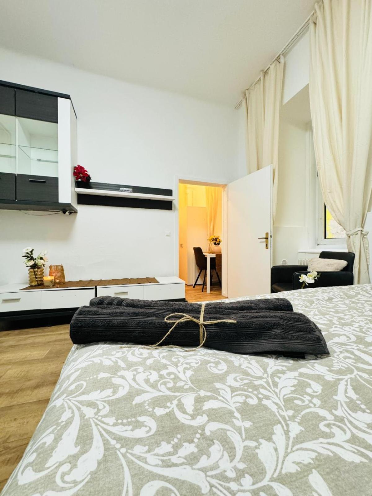 Apartment Comfortable 5br Shared 10 Minute Walk To Matzleinsdorfer Platz *