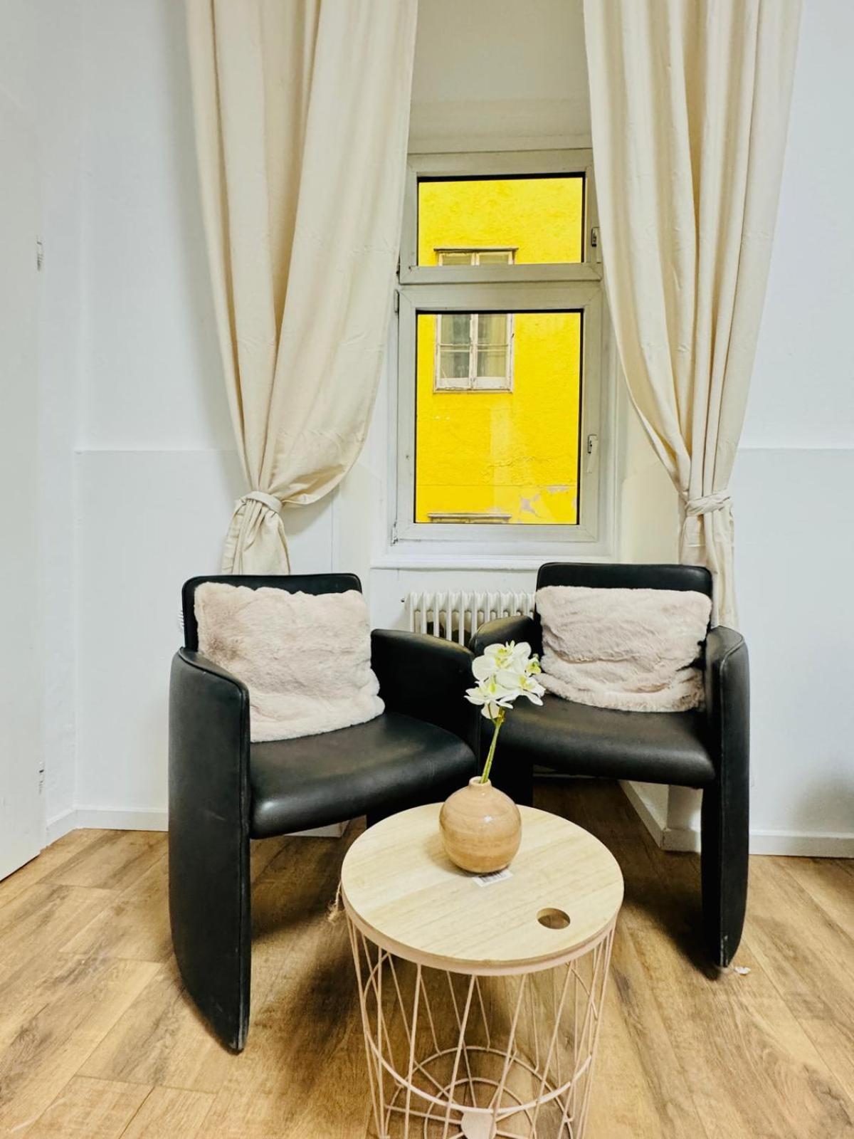 Comfortable 5br Shared 10 Minute Walk To Matzleinsdorfer Platz Apartment *