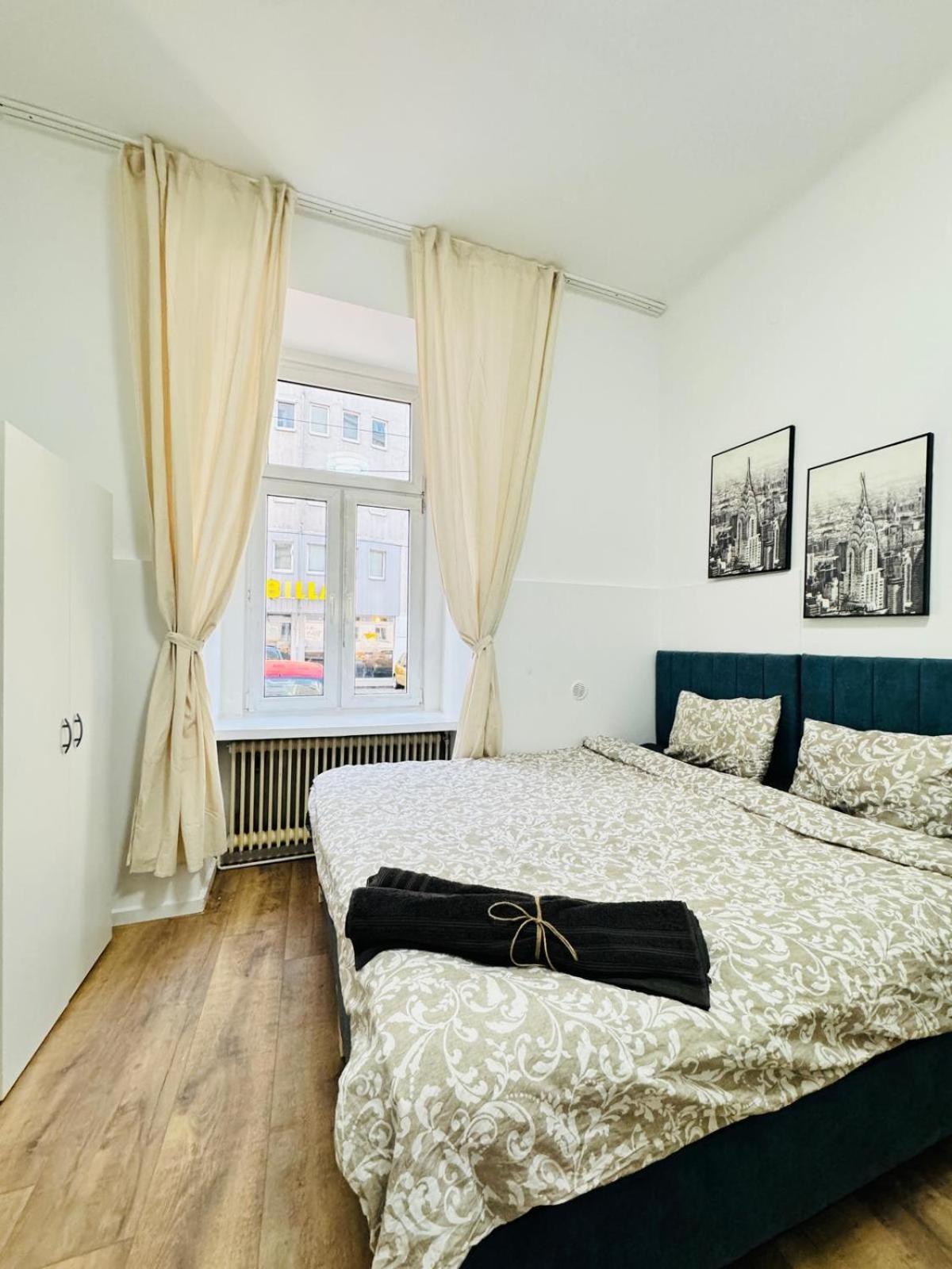 Comfortable 5br Shared 10 Minute Walk To Matzleinsdorfer Platz Apartment