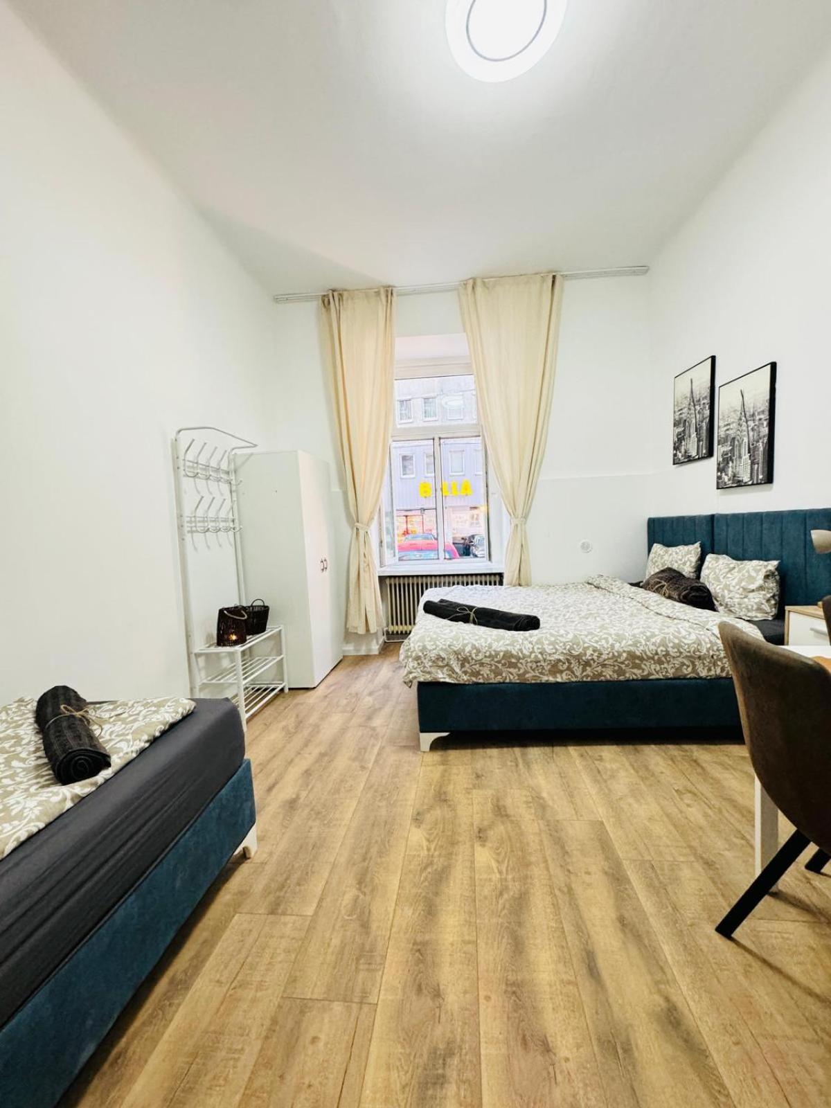 Apartment Comfortable 5br Shared 10 Minute Walk To Matzleinsdorfer Platz Wien