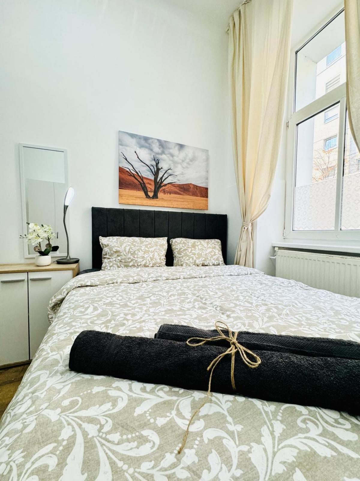 Comfortable 5br Shared 10 Minute Walk To Matzleinsdorfer Platz Wien