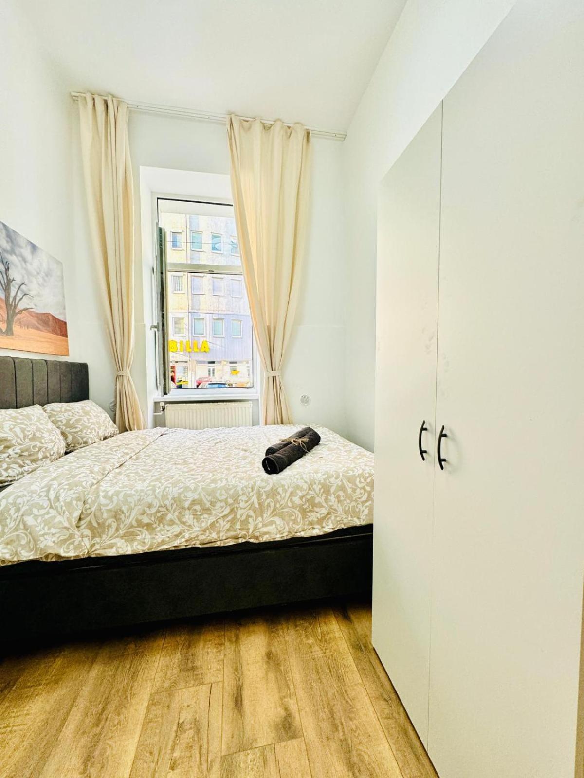 Comfortable 5br Shared 10 Minute Walk To Matzleinsdorfer Platz Wien