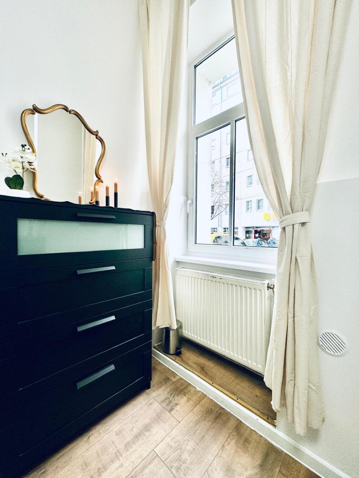 Comfortable 5br Shared 10 Minute Walk To Matzleinsdorfer Platz Apartment *