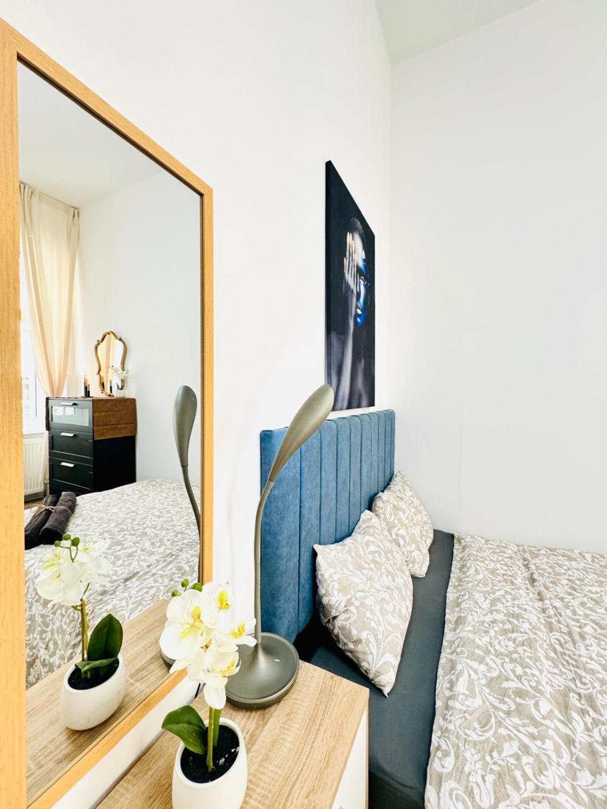 Comfortable 5br Shared 10 Minute Walk To Matzleinsdorfer Platz * Wien