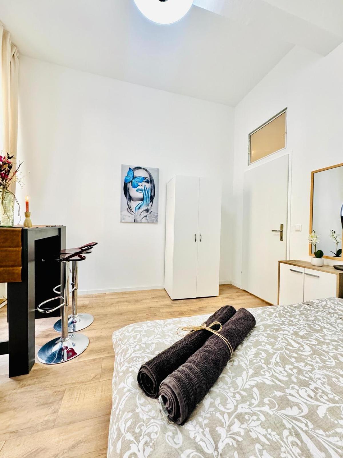 Comfortable 5br Shared 10 Minute Walk To Matzleinsdorfer Platz Apartment