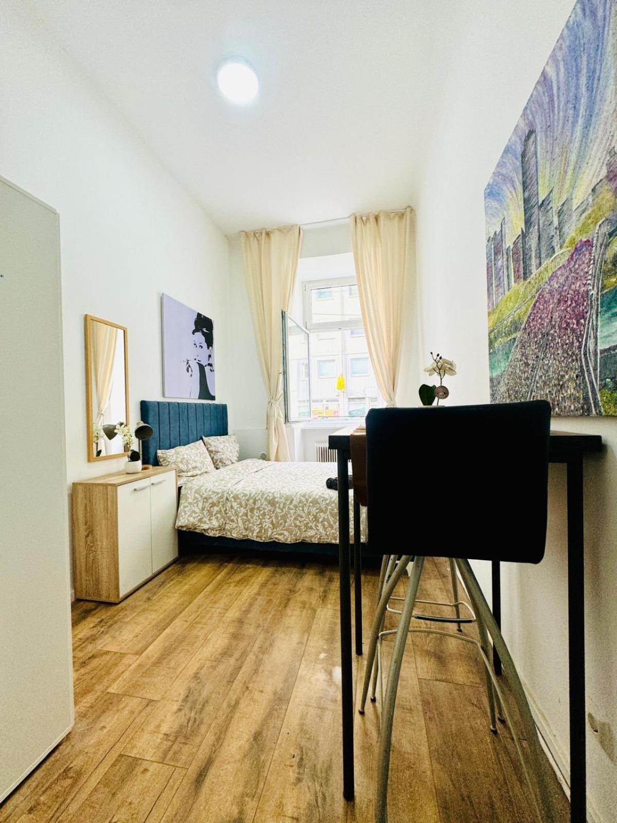 Comfortable 5br Shared 10 Minute Walk To Matzleinsdorfer Platz Apartment *